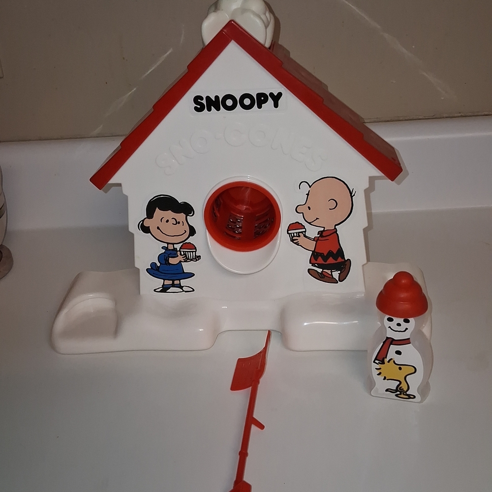 Snoopy Snowcone Doghouse with Characters